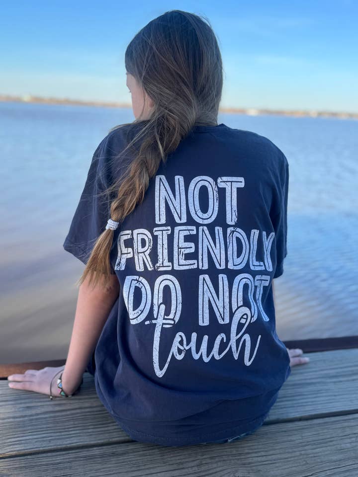 Inte vänlig. Rör inte. för wholesale av Shop Karma Tees