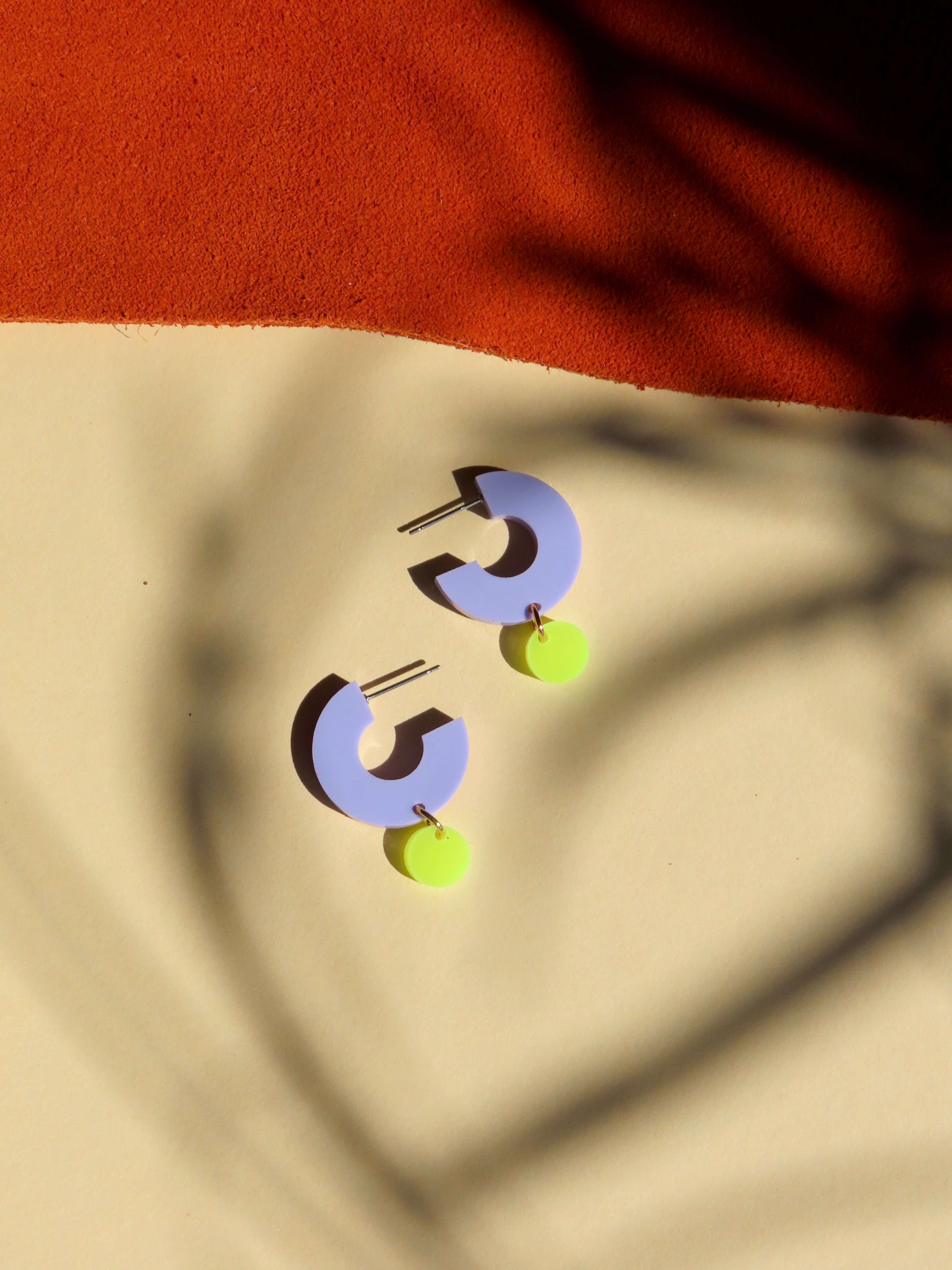 Niemalsmehrohne - Vente Boucles d'oreilles pendantes - Créoles Silva en acrylique et acier inoxydable lilas et jaune néon0