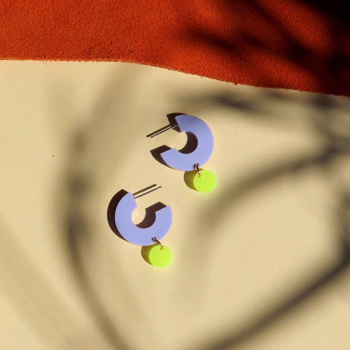 Niemalsmehrohne - Wholesale Dangle Earrings - Silva creoles made of acrylic and stainless steel in lilac and neon yellow0