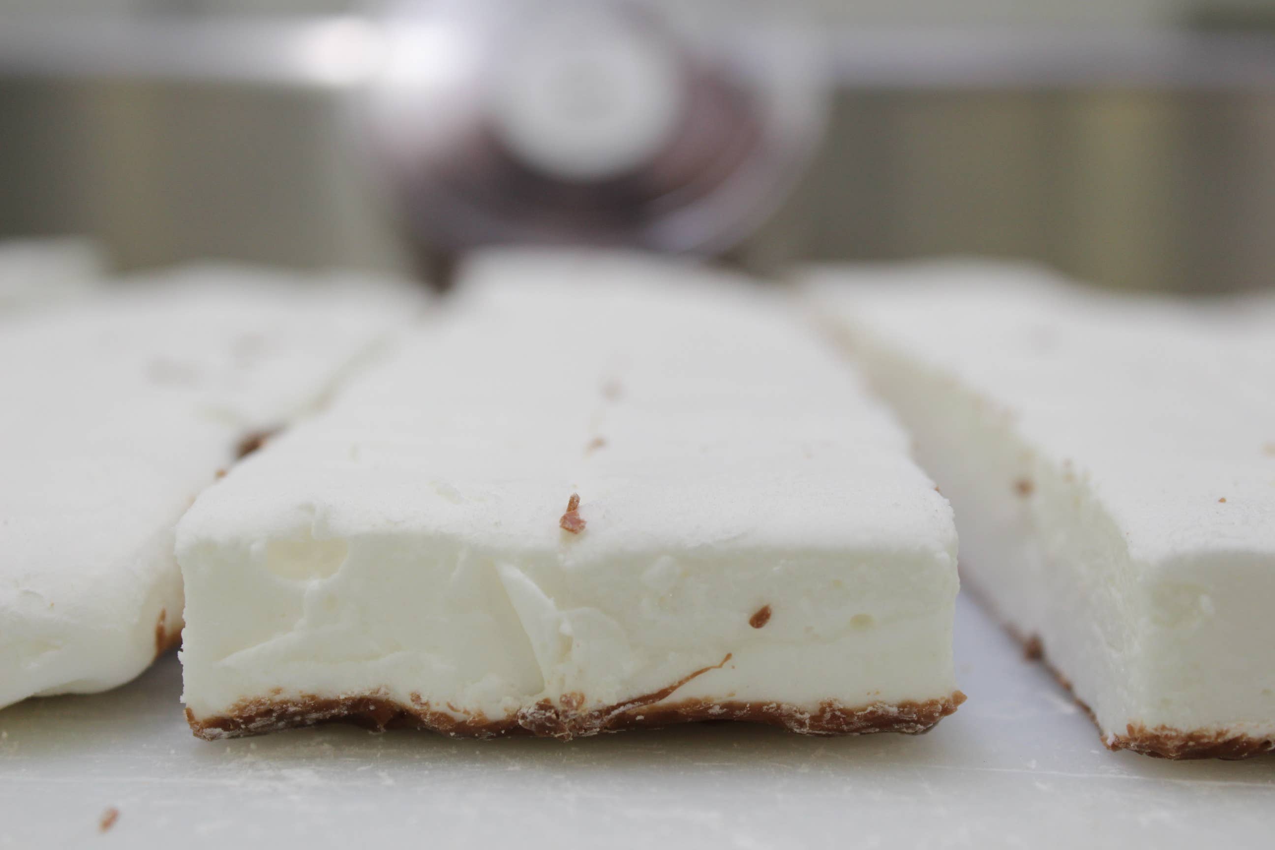 Royale Normande Chocolaterie - Wholesale Chocolate Covered Sweets - MILK CHOCOLATE MARSHMALLOW LOLLIPOP 25g S0066