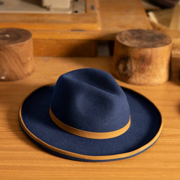 Elegancia Tropical Genuine Panama Hats – Großhandel Fedora-Hut – Unisex – The Crooner - Blaue Wollmütze mit gerollter Krempe