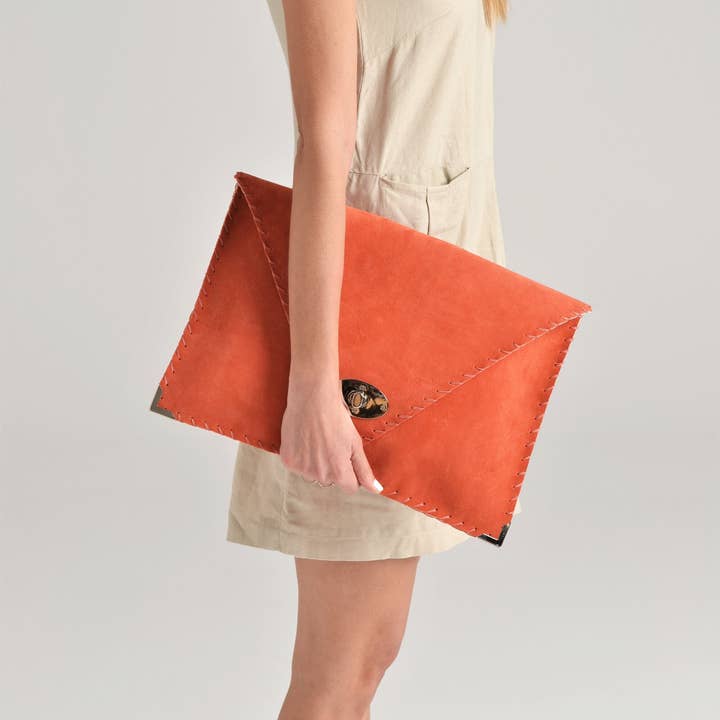 ANA KOUTSI – Großhandel Clutch – Damen – Symmetria Soft-Cluth in Koralle5