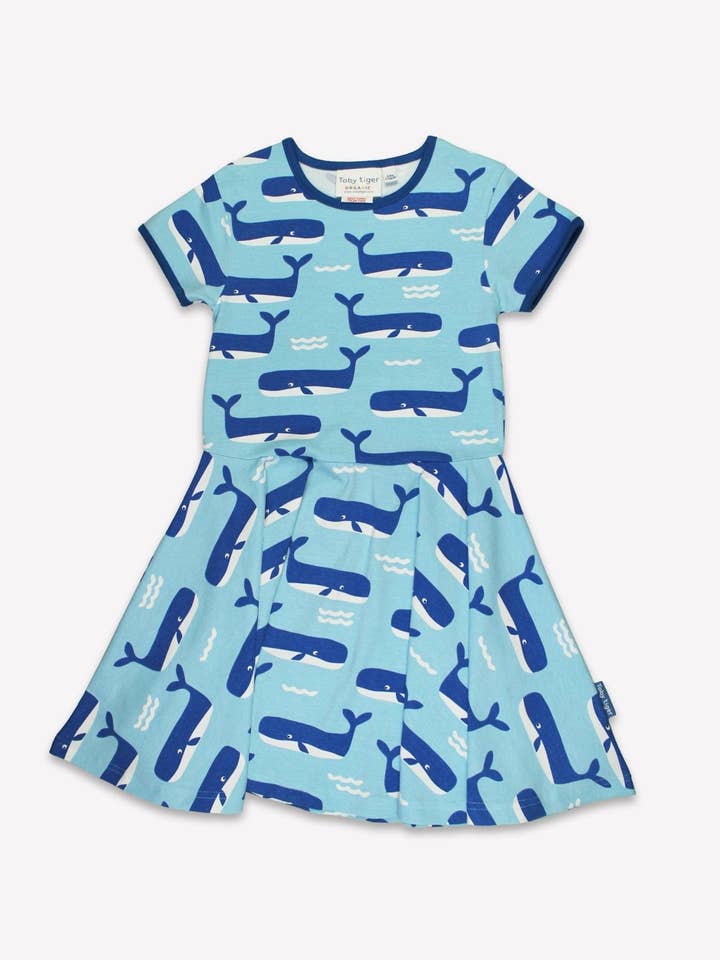 Robe patineuse pour enfants en coton bio à manches courtes avec imprimé baleine et vagues pour la vente par Toby Tiger GmbH
