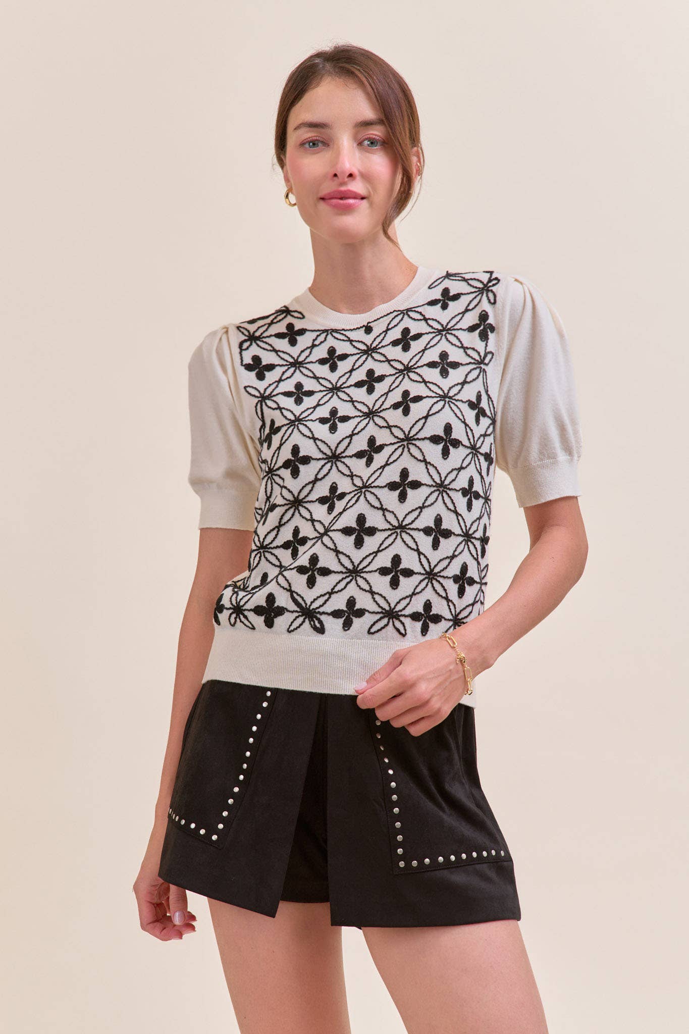 &MERCI - Wholesale Knit Sweater - Women's - SHORT PUFF SLEEVE EMBROIDERY FRONT SWEATER MSW1083211