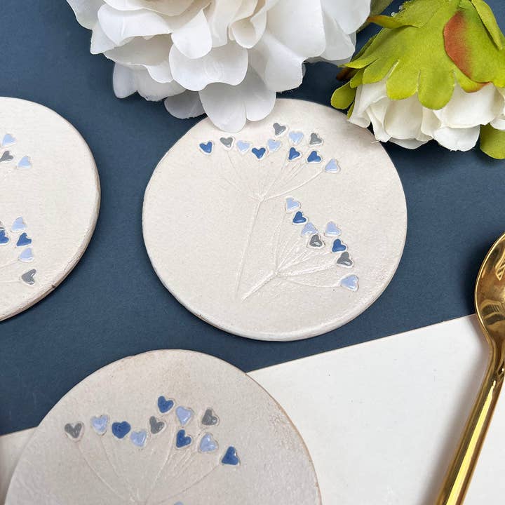 Sous-verre Fleur Sauvage Cœurs Bleus pour la vente par Juliet Reeves Designs