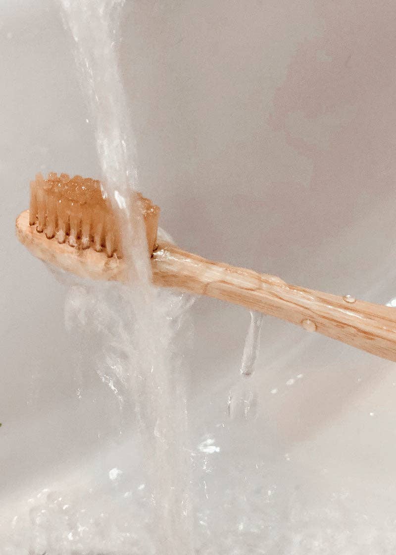BeBambú – Großhandel Zahnbürste – Nachhaltige Bambus-Zahnbürste mit naturfarbenen Borsten1