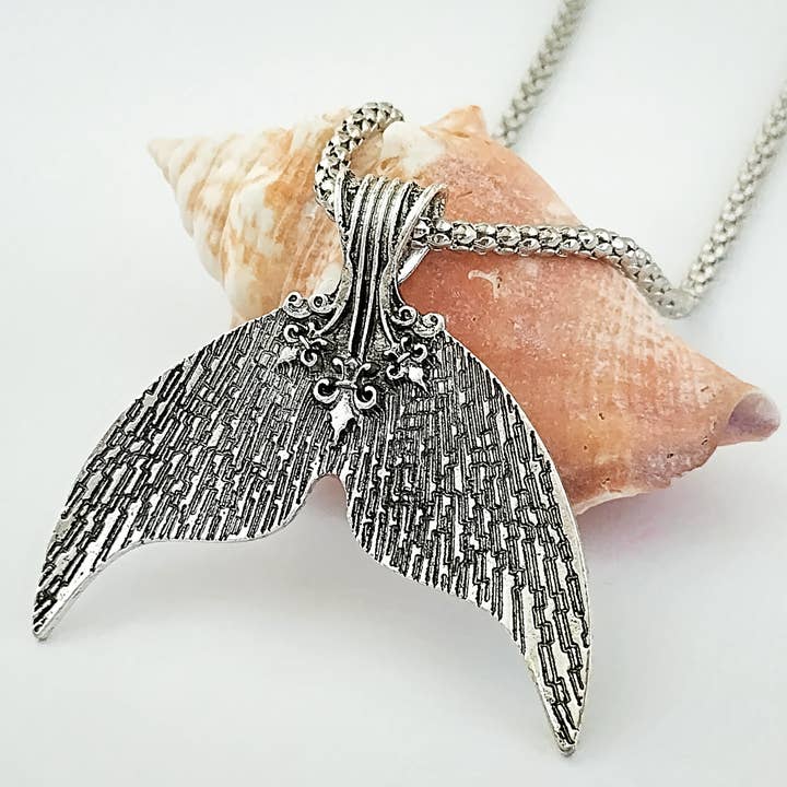 Collier sirène, collier nautique, collier queue de baleine pour la vente par Piccadilly Pendants