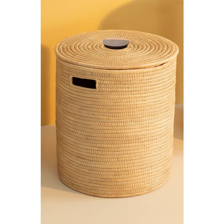 PANIER À LINGE TISSÉ MOYEN MALAWI AVEC POIGNÉE EN BOIS (16 pi x 17,5 pi) pour la vente par Mbare Home + Gift