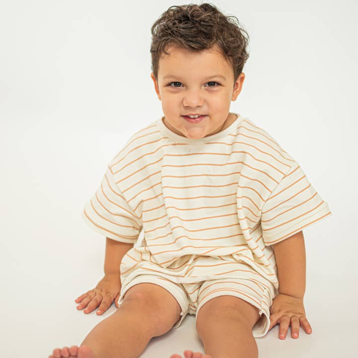 Passendes Set aus T-Shirt und Shorts in Übergröße mit natürlichen Streifen für den Großhandel von Ceres Baby