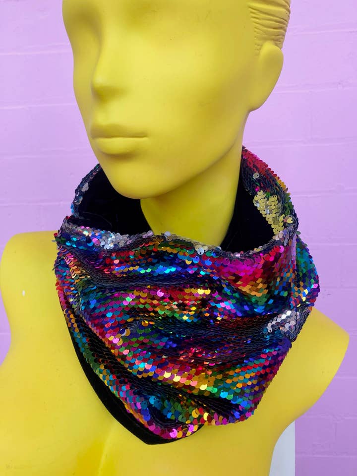 Paillettenverzierter Samt-Cowl in Regenbogen und Silber für den Großhandel von Megan Crook Textiles