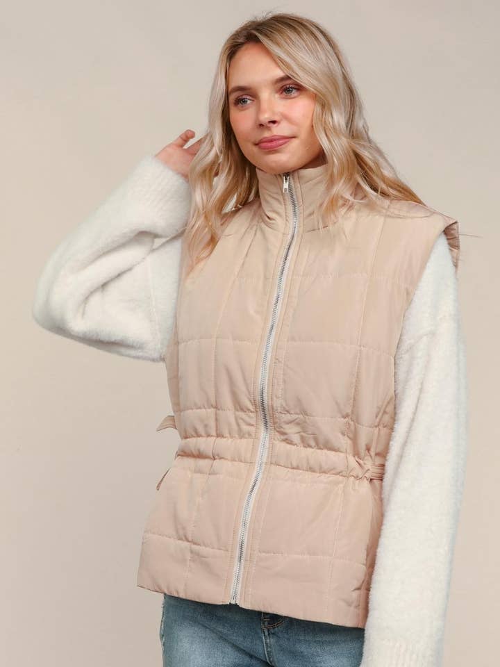 Plus Tan Højhalset Lynlås Quiltet Puffer Vest for engroshandel hos Promenade