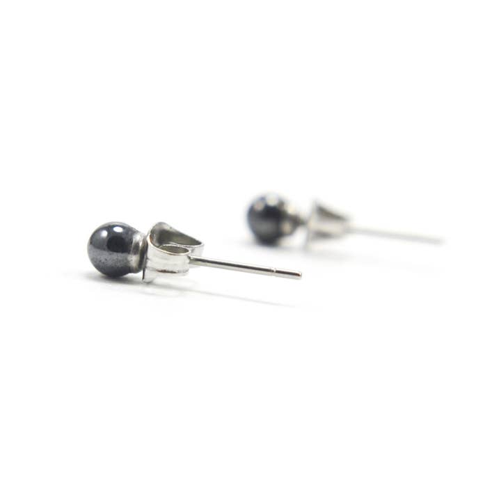 Boucles d'oreilles en hématite 4mm, clous en acier chirurgical hypoallergénique pour oreilles sensibles pour la vente par Little Gems Jewels