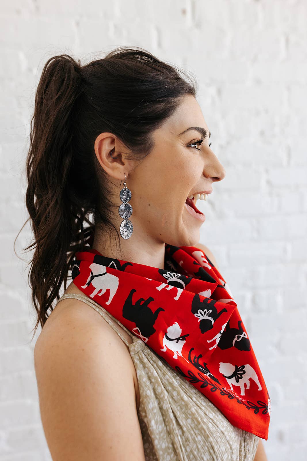 KEVA – Großhandel Bandana – Damen – Spirit Bulldog im roten Halstuch1