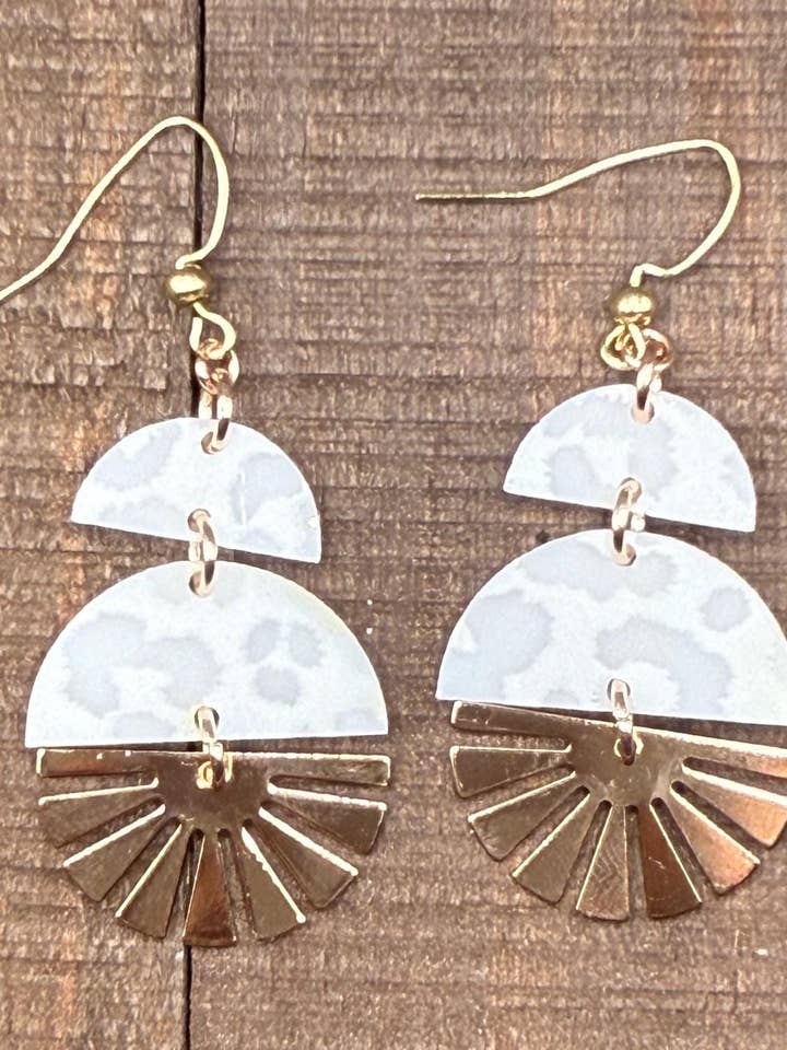 Pendientes de acrílico de leopardo blanco con colgante de ráfaga de sol dorado para venta al por mayor de Saints Place Designs