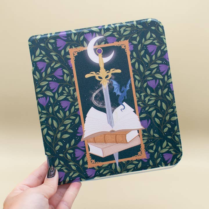 Étui Kobo Libra Épée & Livres - Dos Transparent pour la vente par Little Inklings LTD