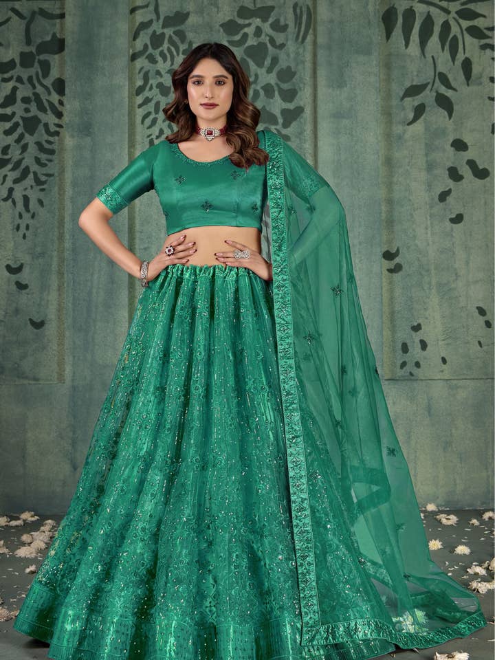 Lehenga Choli Vert en Filet pour Festivals Indiens & Mariages Pakistanais - Broderie au Fil, Broderie à Sequins pour la vente par HATKE BRIDE