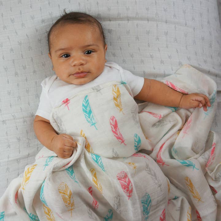 Feathers & Arrows Muslin Swaddle Set med 2 - mjuk muslin, bambu/bomullsblandning. Perfekt för svaddling, amningsöverdrag, resefilt och mer för wholesale av Bambino Land
