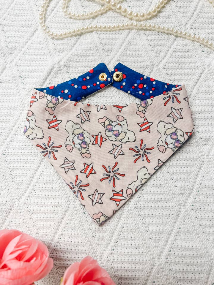 Bandana pour chien rose avec agneau patriotique, réversible à pression pour la vente par StellaLoo