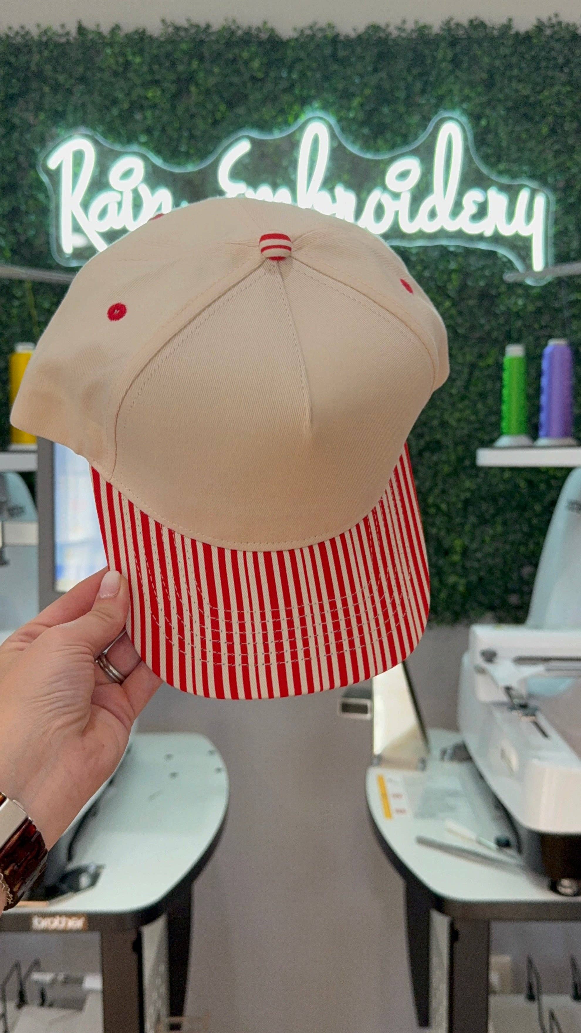 Rain Embroidery – Großhandel Trucker-Cap – Unisex – Rote Streifen Trucker Cap (leer)1