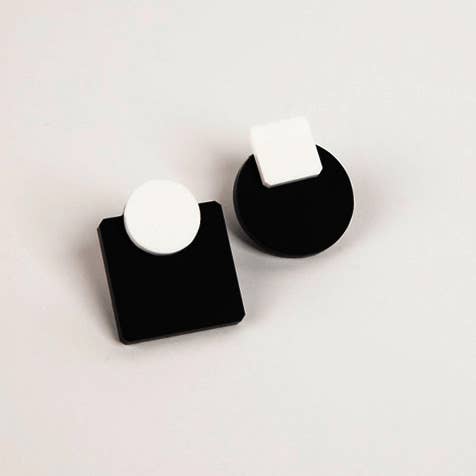 NUOVI mini orecchini Glare Monochorme per la vendita all'ingrosso da parte di Pamela Coromoto
