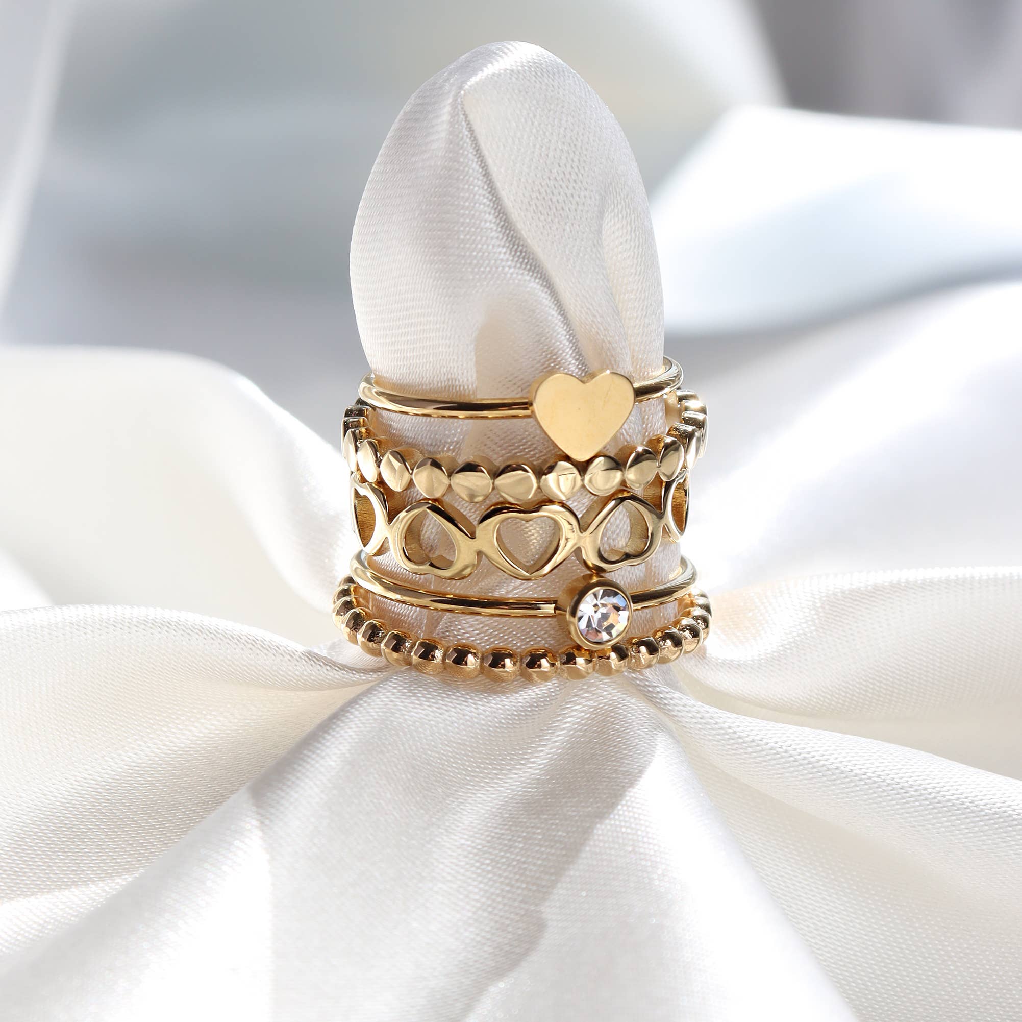 WJW - Vendita all'ingrosso Anello midi/a fascia - Anello Impilabile con Cuore Laterale in Acciaio Inossidabile con Rivestimento PVD Oro 18K5