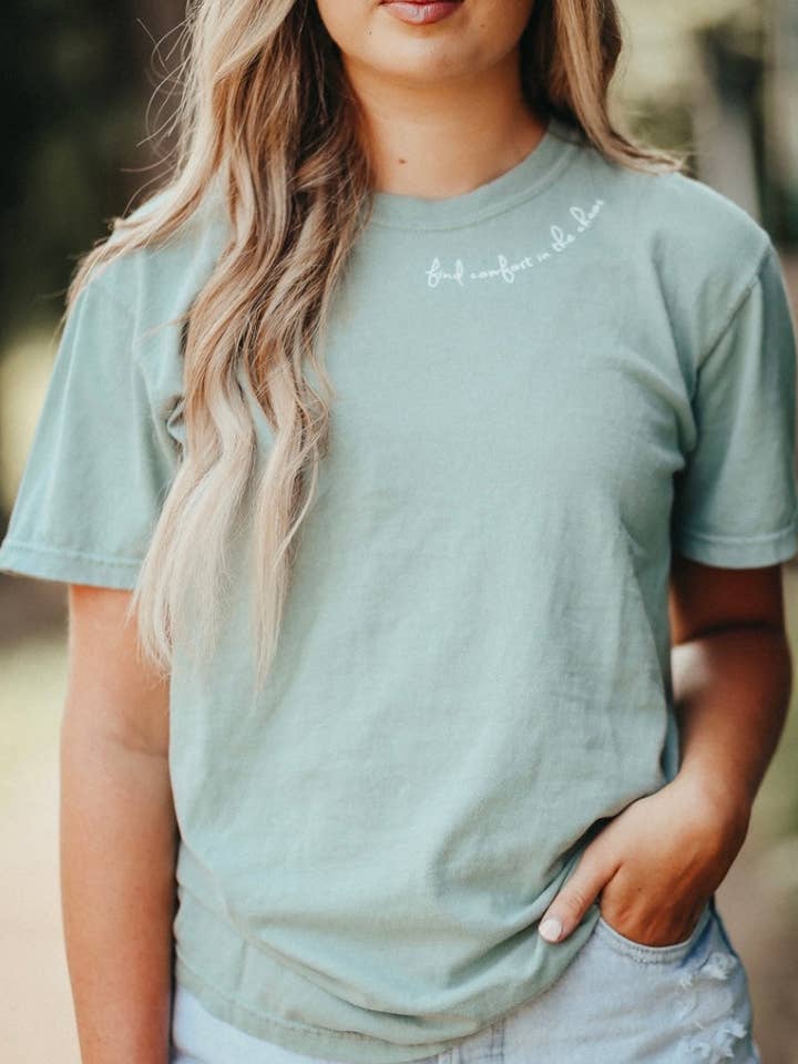 Camiseta Find Comfort in the Chaos, colores cómodos, verde salvia para venta al por mayor de Rad Vibes Only