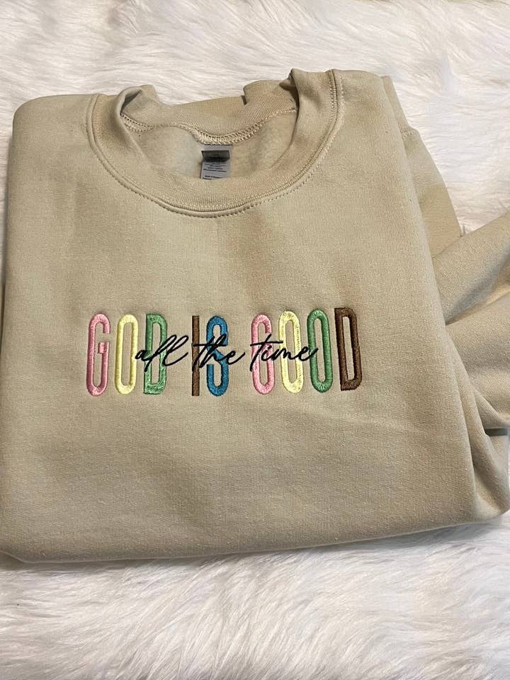 Sweat-shirt brodé « Dieu est bon tout le temps » pour la vente par Lhite Graphics