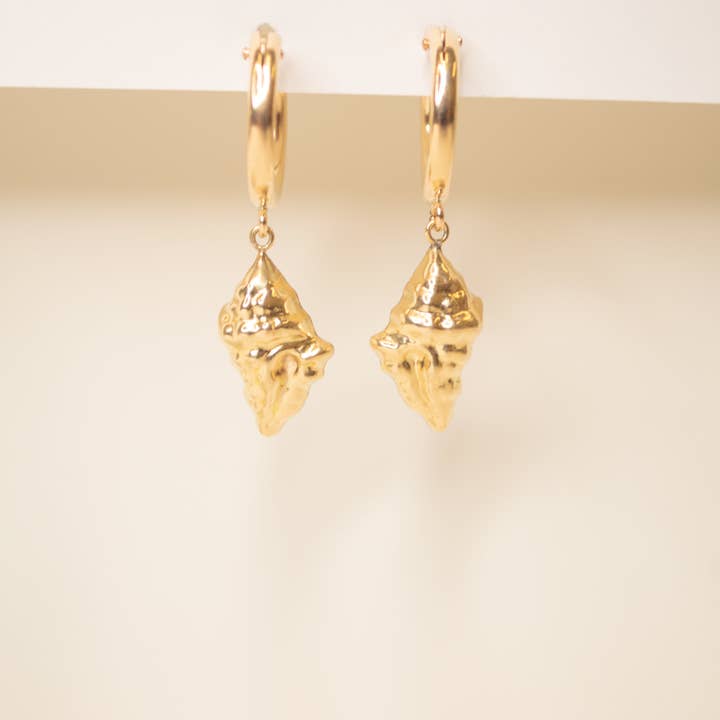 Orecchini a cerchio conchiglia per la vendita all'ingrosso da parte di Syd Squared Jewelry
