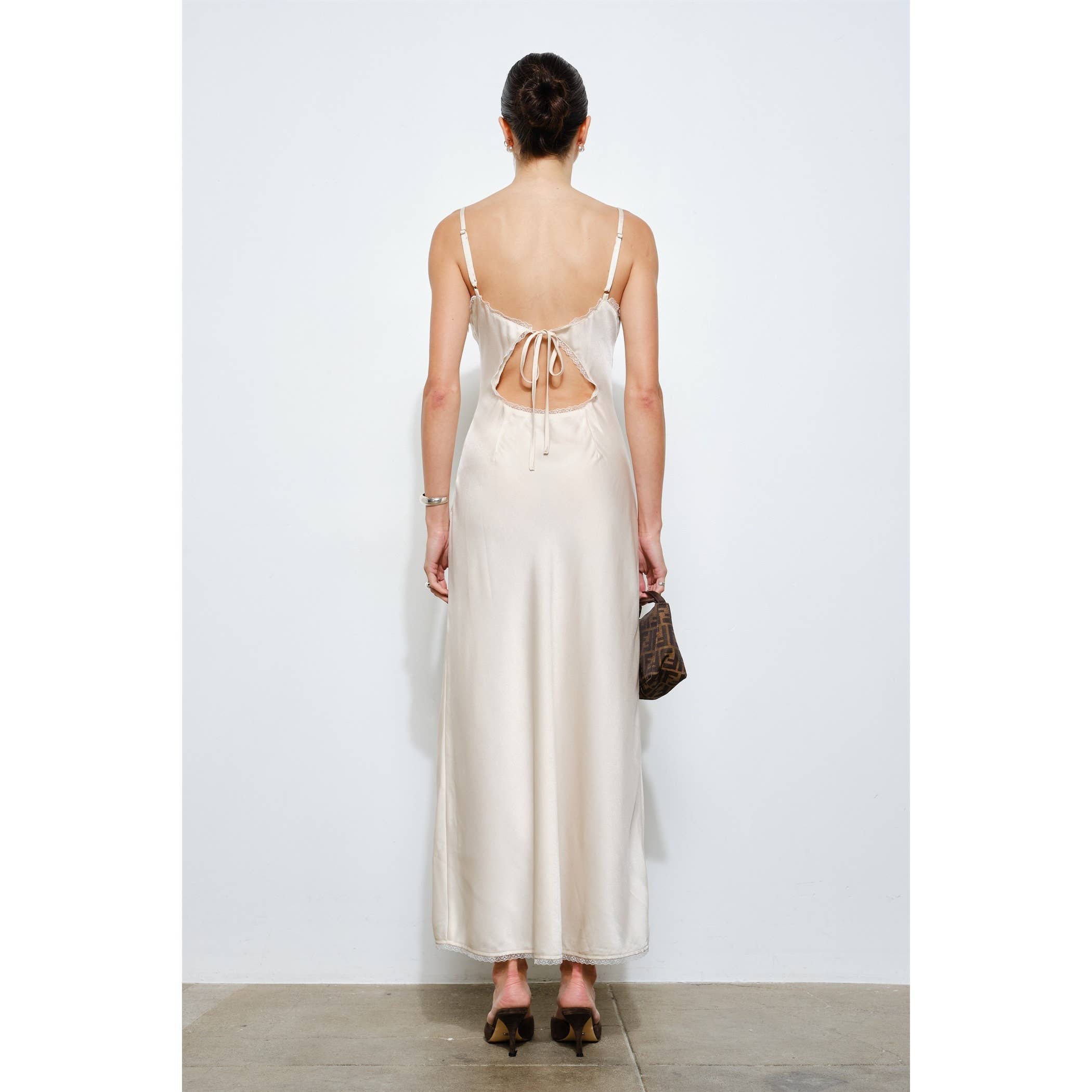 IVOIRE Robe nuisette à dos ouvert Genevieve en satin ivoire en vente sur Faire2