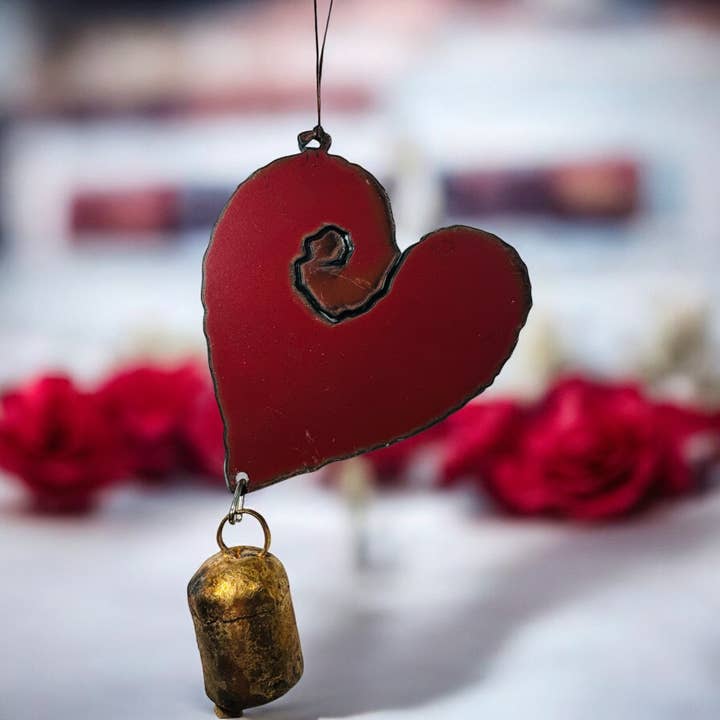 Carillon eolico a forma di cuore per San Valentino, idea regalo, in metallo riciclato per la vendita all'ingrosso da parte di Iron Jewel