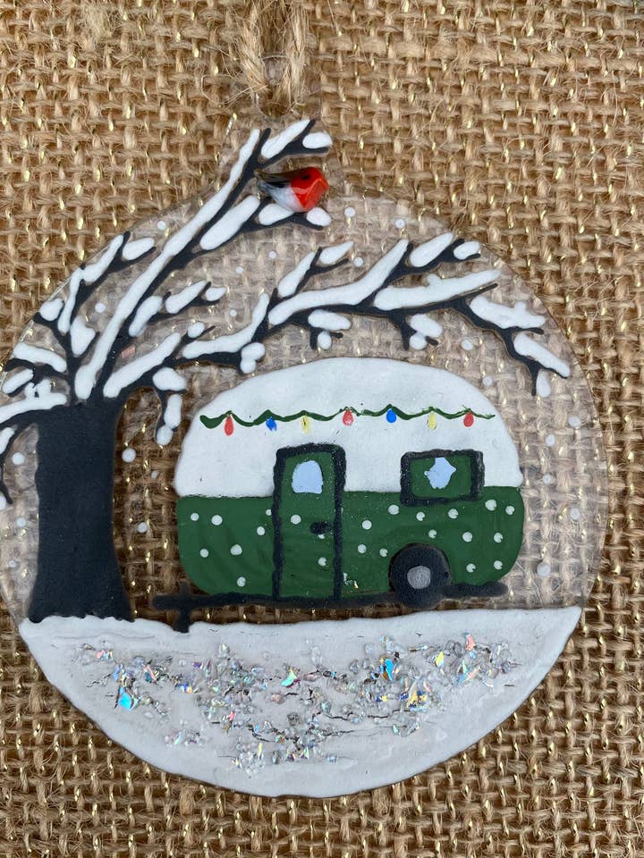 Porte-boules de Noël vert en forme de caravane pour la vente par Ally Glass Studio