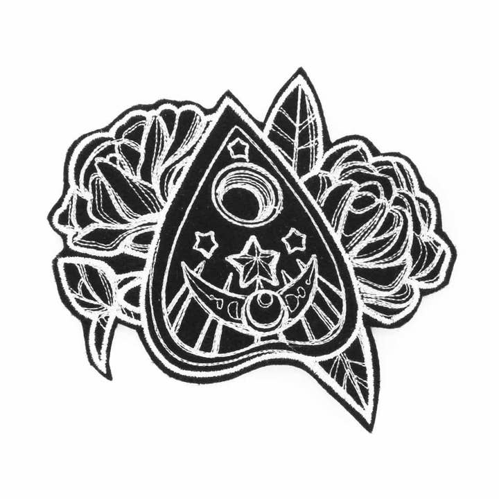 Mystique Ouija-planchette och rosor — broderat strykpåmärke för wholesale av Project Pinup
