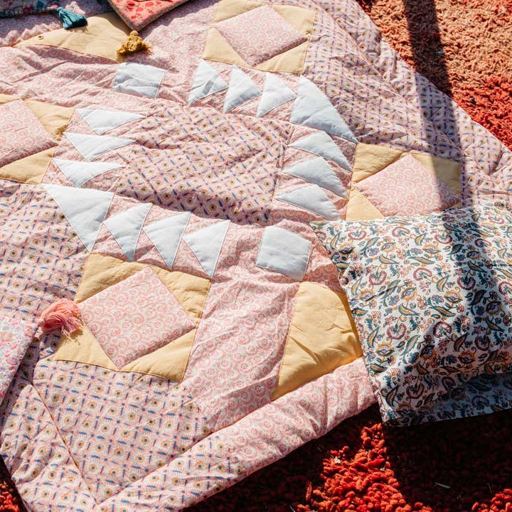 Plaid Aneka - patchwork - flowers - pink - yellow for wholesale on Faire1