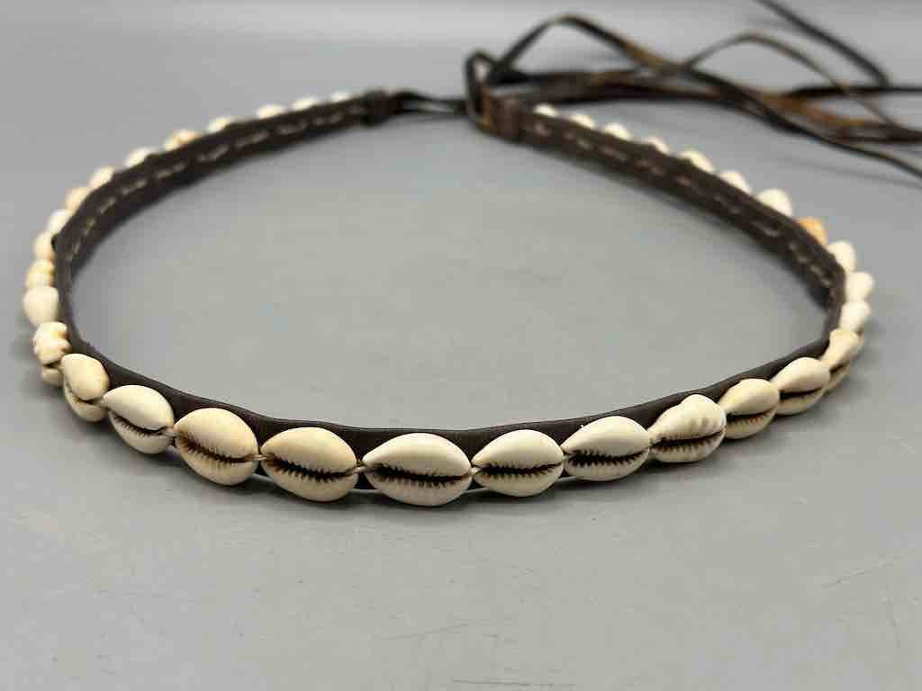 The Niger Bend – Großhandel Gürtel – Damen – Schmaler afrikanischer Krawattenverschluss aus echtem Kaurimuschelleder66