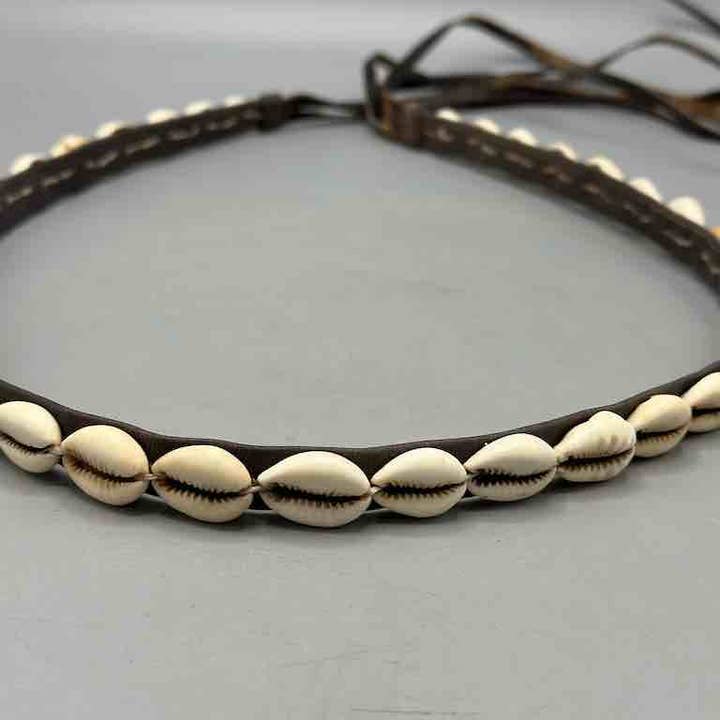 The Niger Bend – Großhandel Gürtel – Damen – Schmaler afrikanischer Krawattenverschluss aus echtem Kaurimuschelleder66