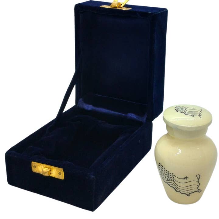 Plutus imports – wholesale Decorative box – Beige American Flag Keepsake Single in Velvet Box