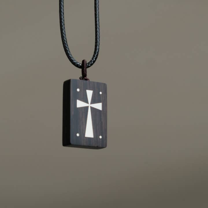 Lumière et Vie - Collier Pendentif Croix en Bois d'Ébène avec Incrustation en Argent Cadeau Chrétien Bijoux Religieux Unisexe pour la vente par LuminaSalina