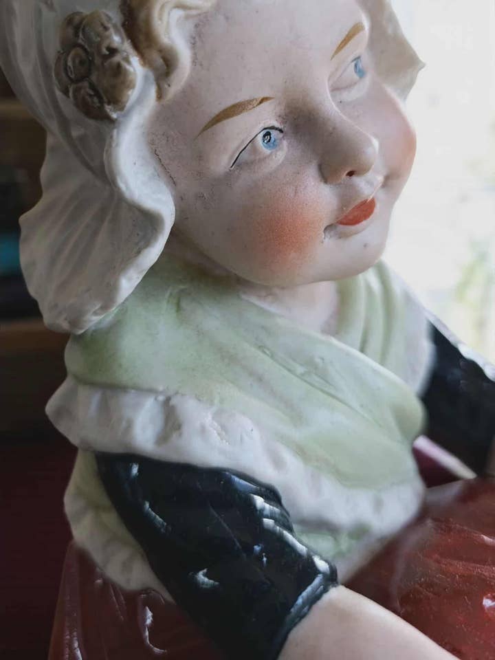 Holländsk Art Nouveau-statuett – biscuitkeramik för wholesale av Art Déco Style