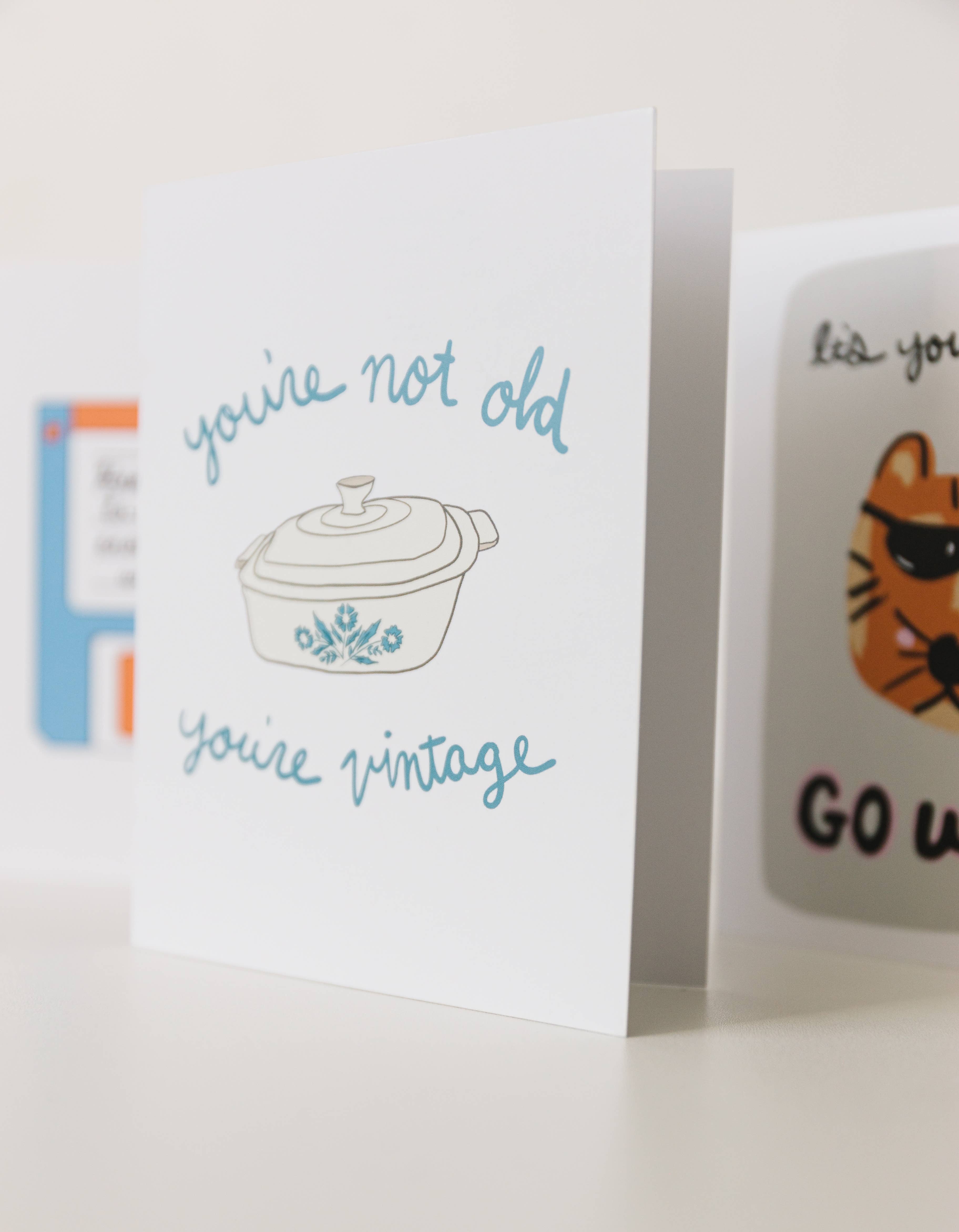 Marigold Press - Venta al por mayor Tarjetas de cumpleaños - Tarjeta de cumpleaños de Corningware con el texto You're Not Old You're Vintage2
