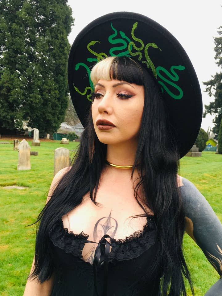 Vegan Filt Hat - XL-brädden - Medusa för wholesale av Witchwood Bags