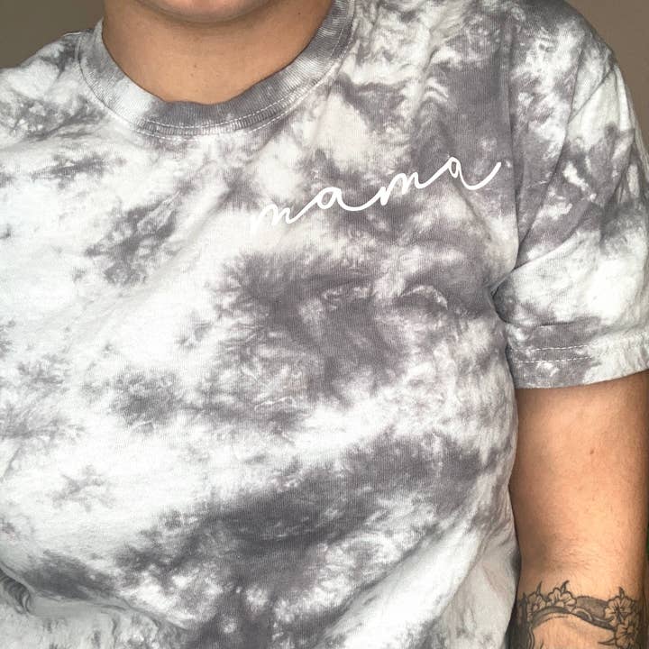 Camiseta Tye Dye Mama Grey wash para venta al por mayor de Lotus 5 Studios