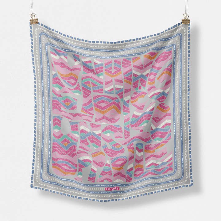 Écharpe en soie The Secret pour la vente par CB Grey