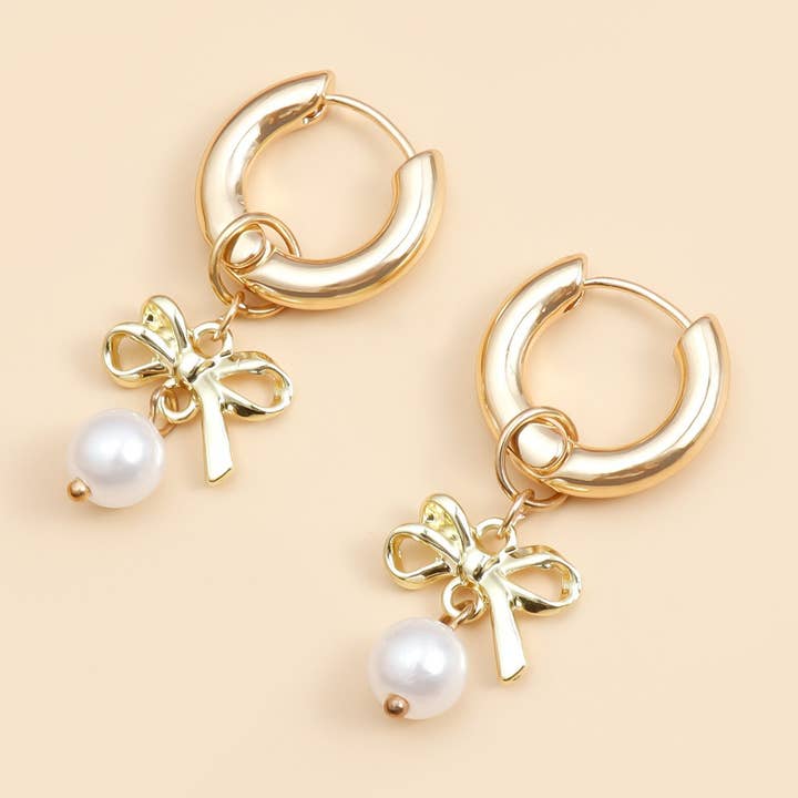 Orecchini Pendenti con Fiocco Dorato e Perla - Minimal Statement per la vendita all'ingrosso da parte di Gemscape UK