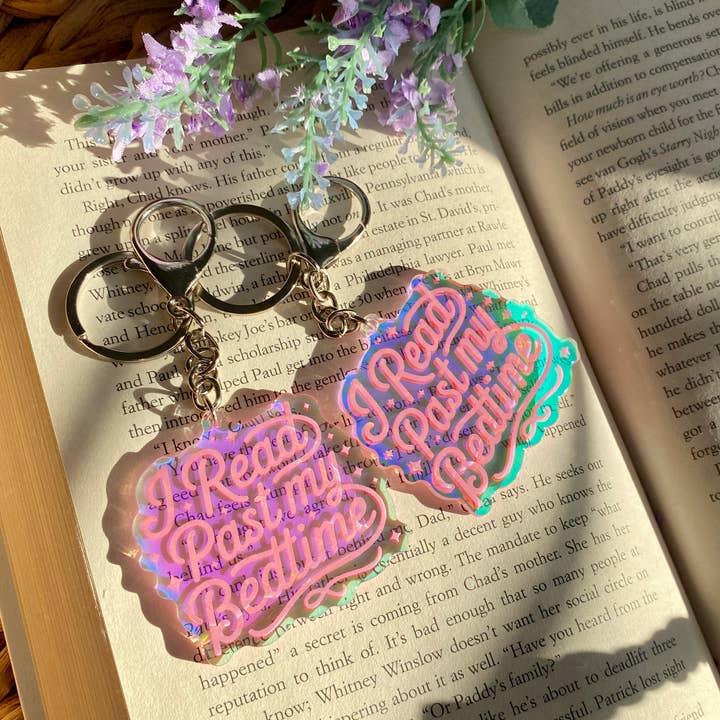 Llavero acrílico iridiscente de libro "Leo más allá de la hora de dormir". para venta al por mayor de Emilee on Crafts