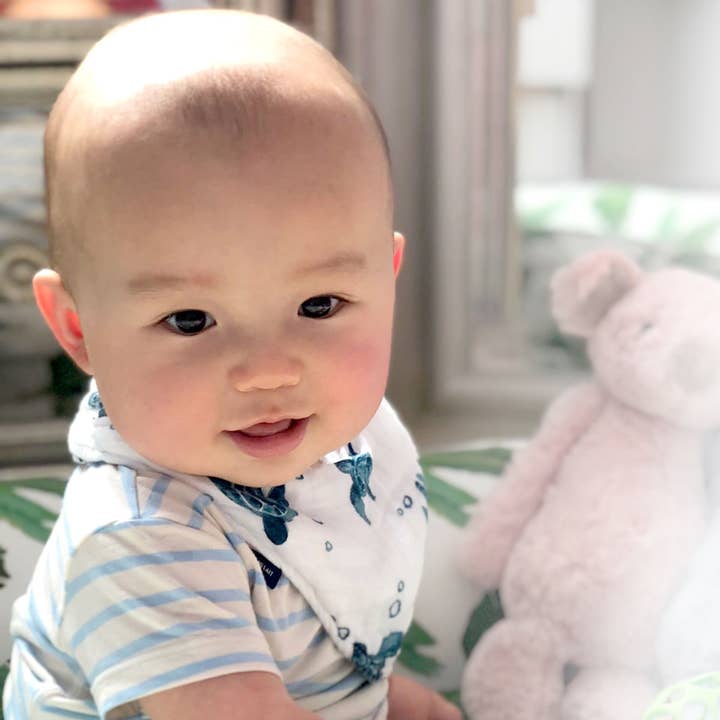 Bebe au Lait – wholesale Bandana bib – Sea Turtle Oh-So-Soft Muslin Bandana Bib2