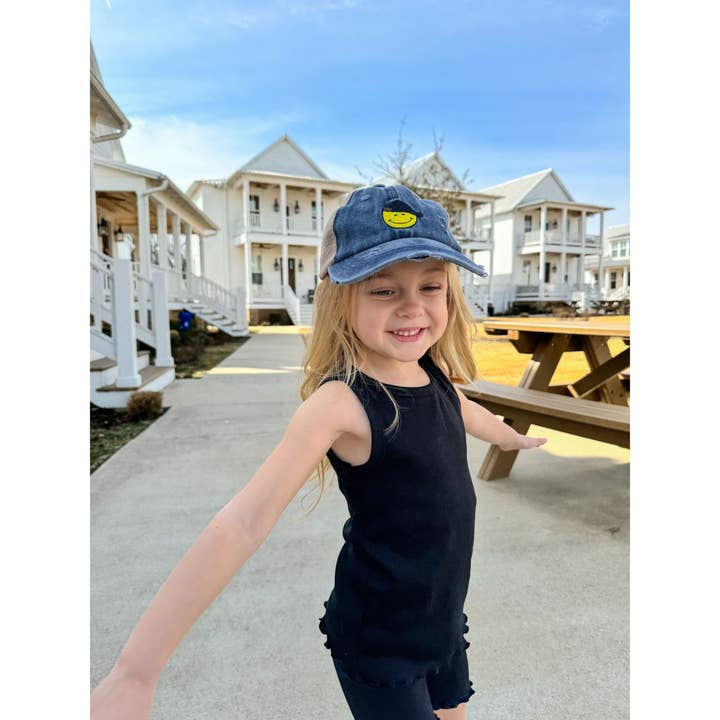 CASQUETTE À PONEY HAUT CROISÉE AVEC VISAGE SOURIRE BRODÉ POUR ENFANTS C.C KIDSBT1015 pour la vente par C.C Beanie