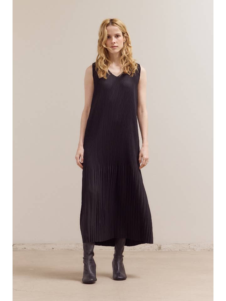 Black 61205 - WRINKLED PLEAT SLEEVELESS MAXI DRESS for wholesale on Faire1