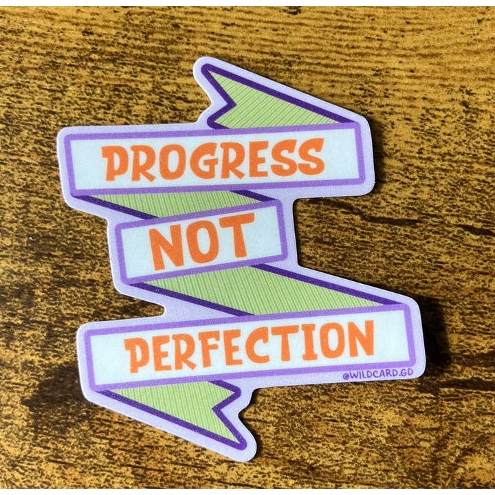 Autocollant en vinyle imperméable Progrès pas Perfection pour la vente par Wildcard Graphic Design