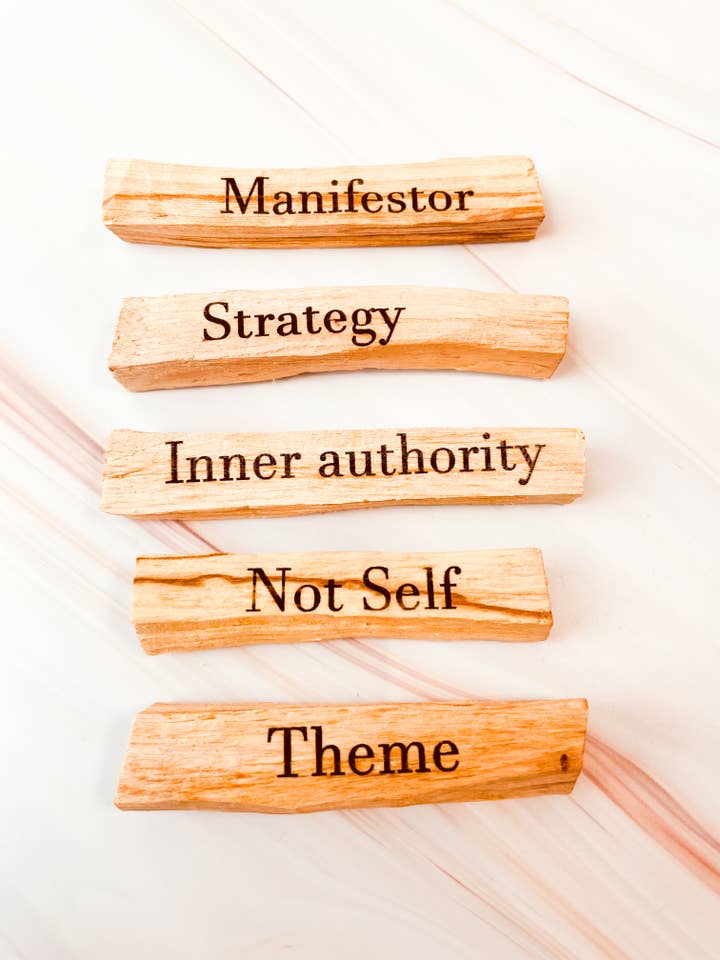 Palo Santo med tekst: Human Design Manifestor basissæt for engroshandel hos Adem & Lach