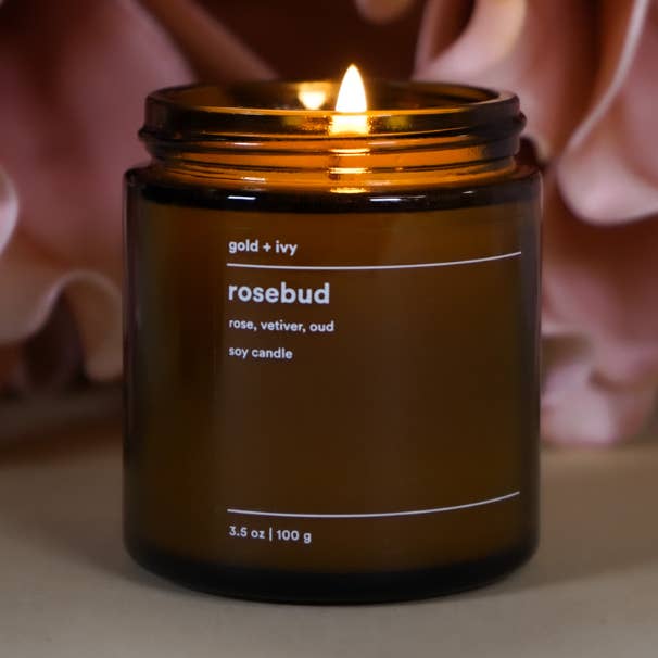 candela di soia rosebud - rosa, vetiver, oud per la vendita all'ingrosso da parte di gold + ivy